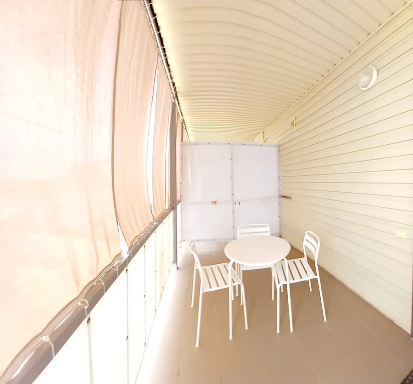 Комната с кухонным уголком  и балконом