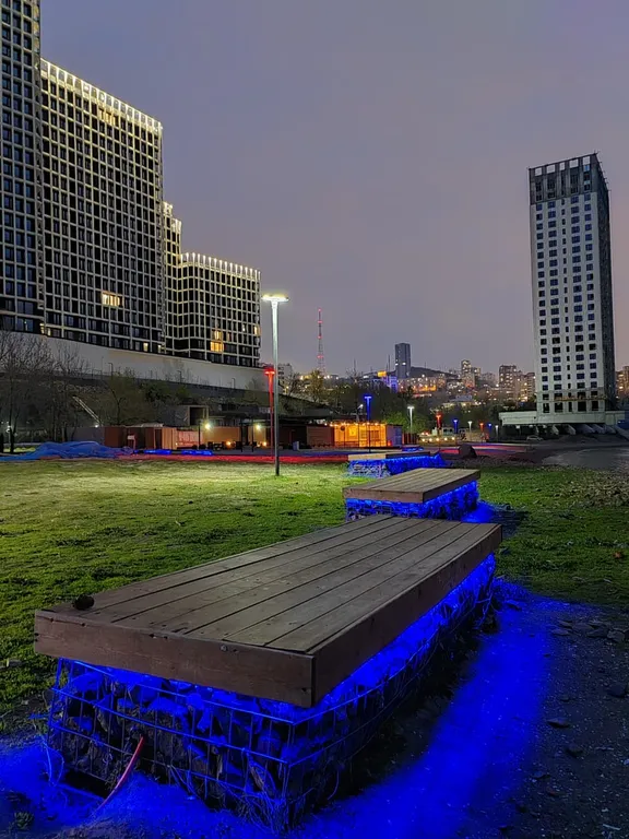 Студия на берегу моря, центр