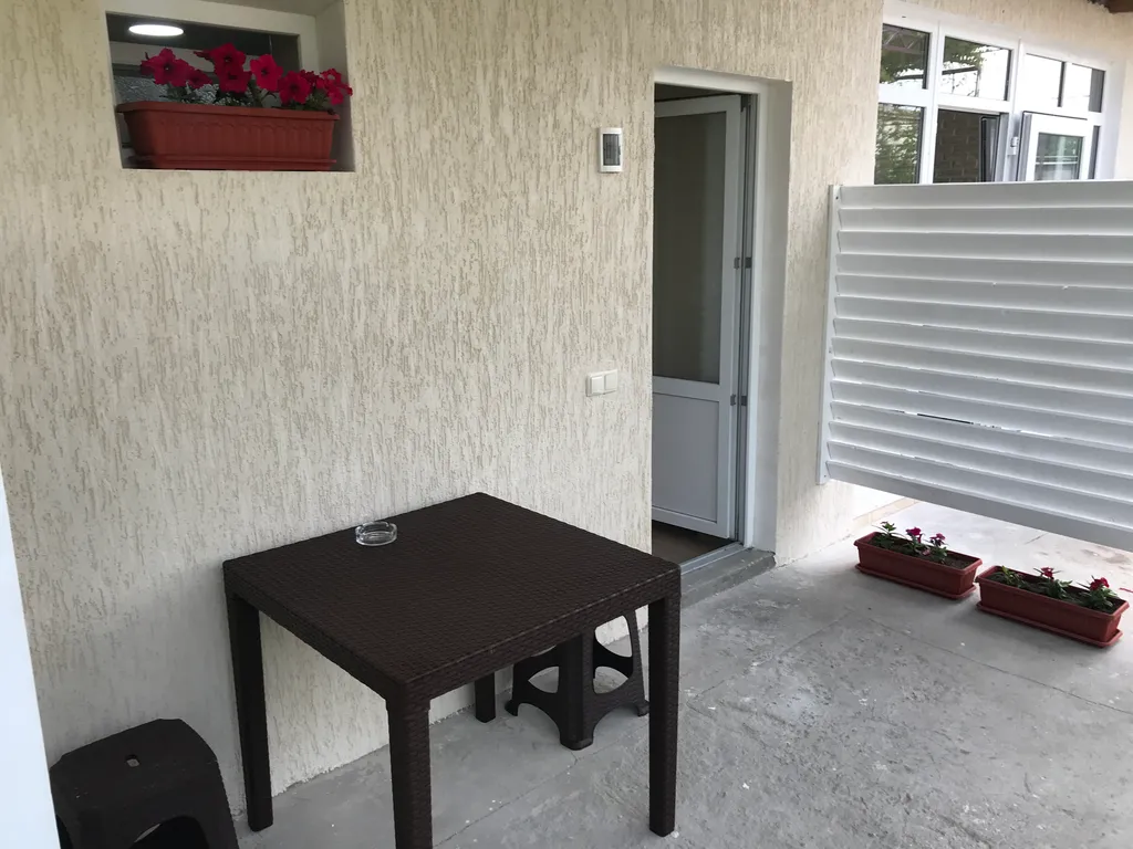 Индивидуальный номер на земле в уютном дворике