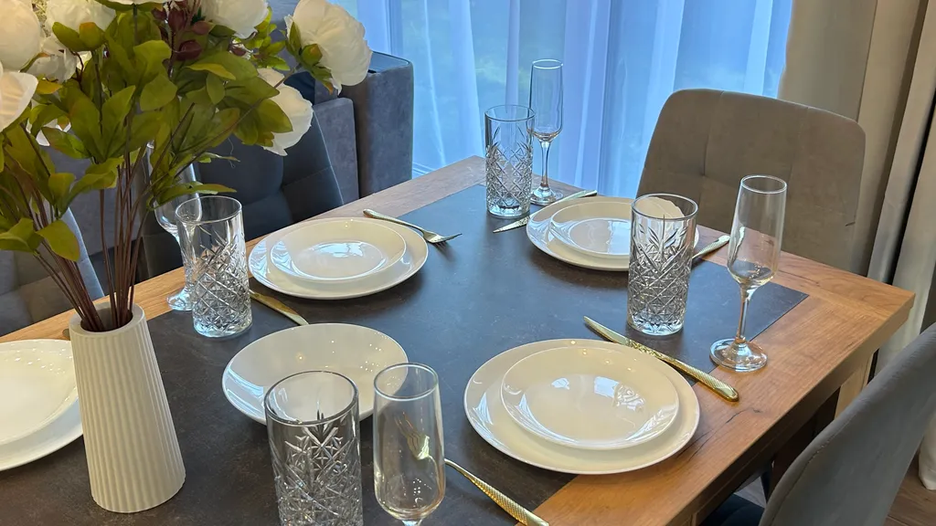 Загородный дом с большой террасой, кострищем и лесом