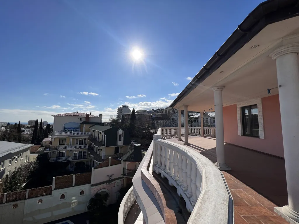 Дом в 5 минутах от набережной Ялты с бассейном и сауной