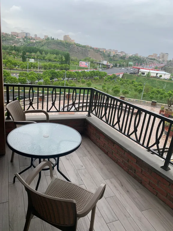 Уютный апартамент с видом на ущелье, расположенный в элитном доме