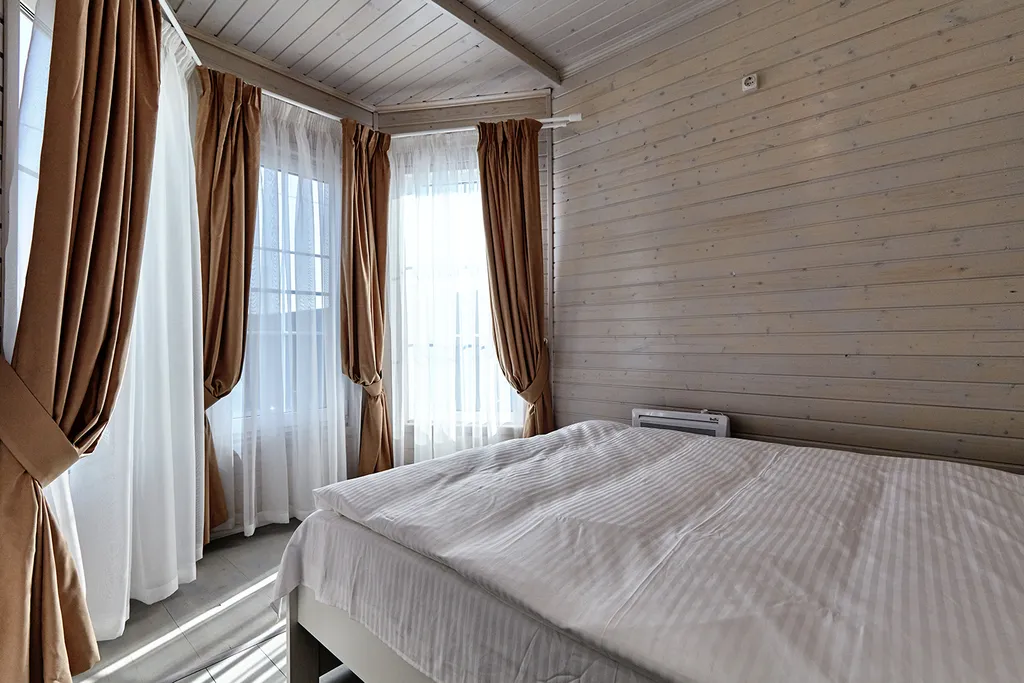 Чистый светлый коттедж с теплым бассейном и баней на дровах