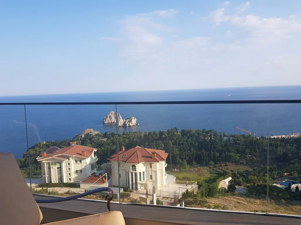 Квартира с панорамным видом на море и горы на юбк