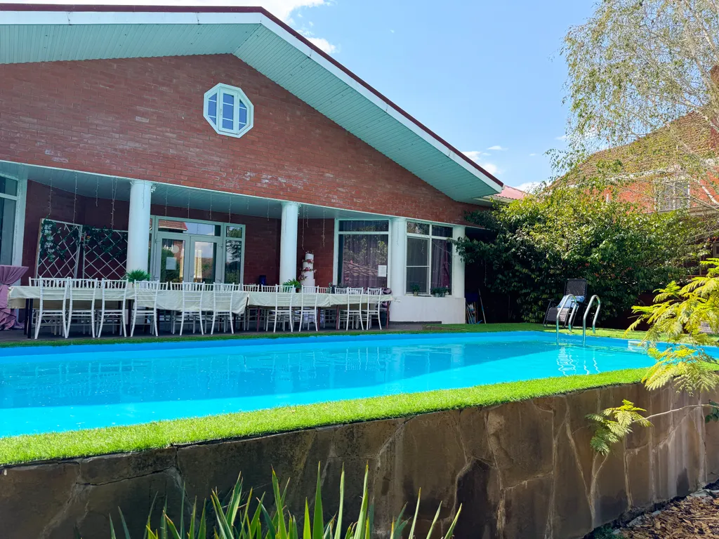 Дом с бассейном у парка Галицкого