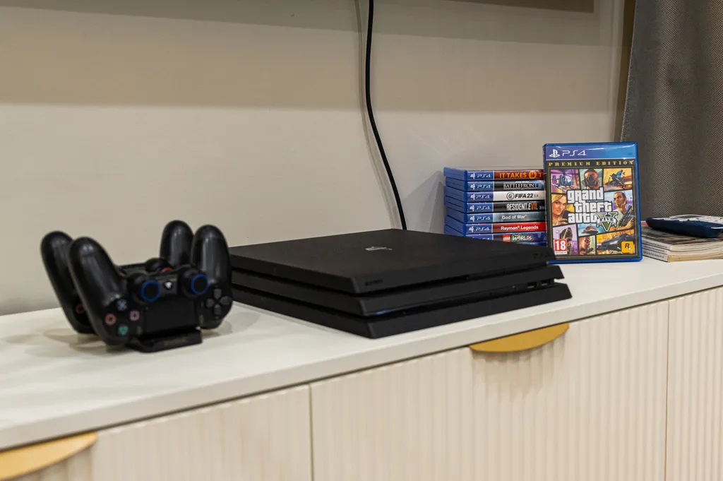 Трёхкомнатная квартира на набережной в центре Великого Новгорода