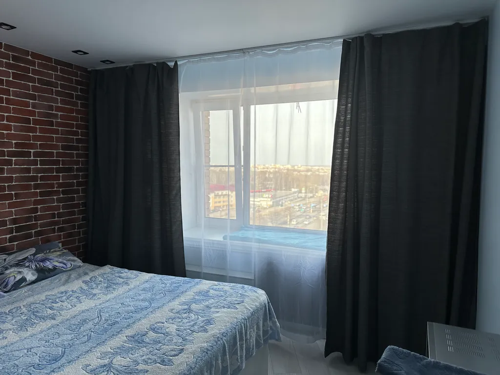 Уютная приятная комната с видом на город