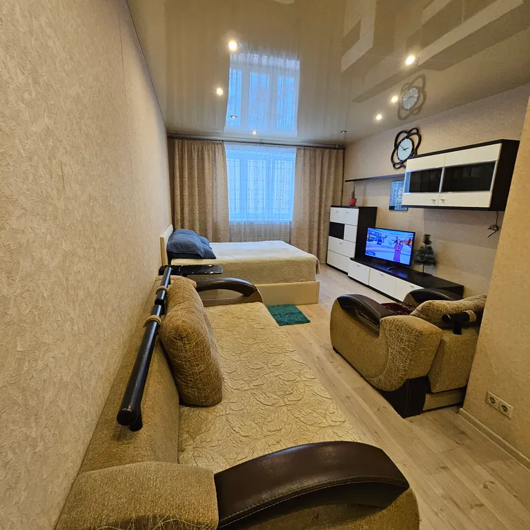 Большая квартира с лоджией в центре города