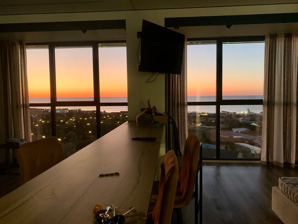 Элитная квартира с панорамным окнами витражами с видом на море