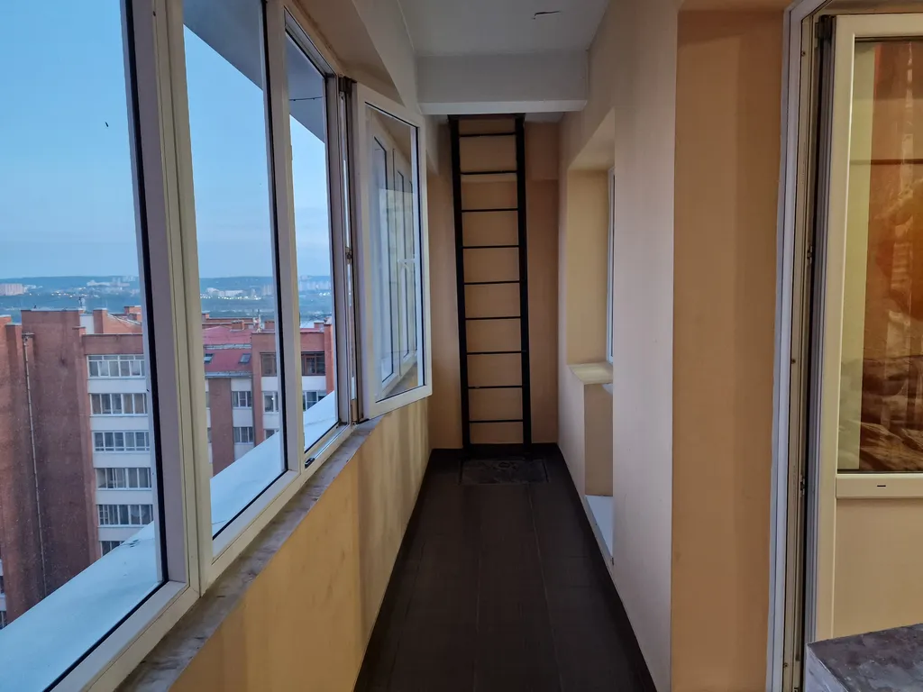 В новостройке на 11ом этаже с большой кухней и видом на плотину ГЭС!