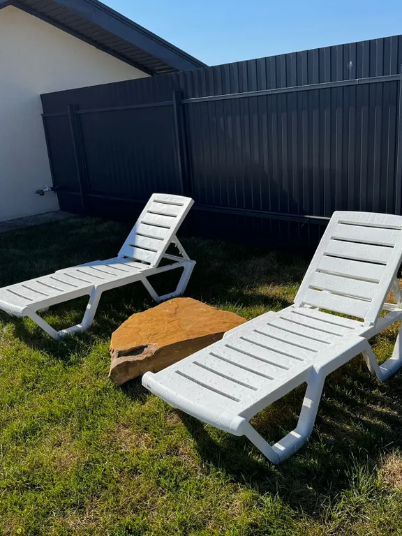 Уютный дом на берегу реки