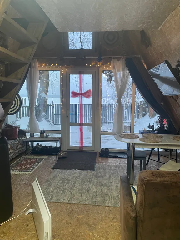 Милый дом на берегу озера