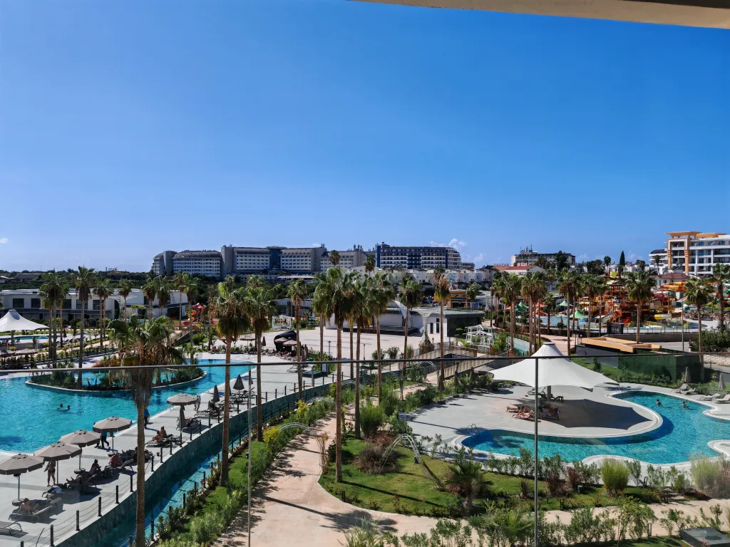 Квартира 1+1 в Azura World c видом на бассейн и аквапарком