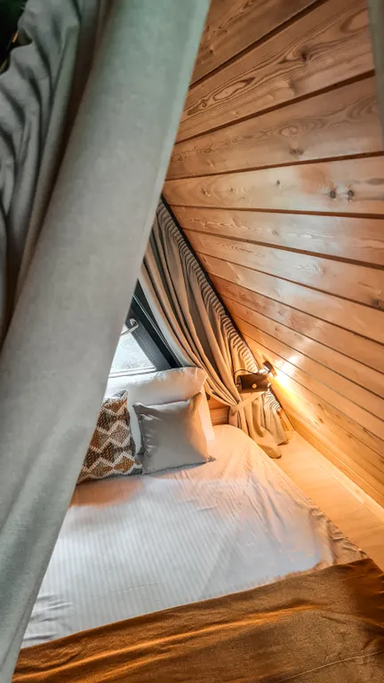 Треугольный домик с видом на лес и горы