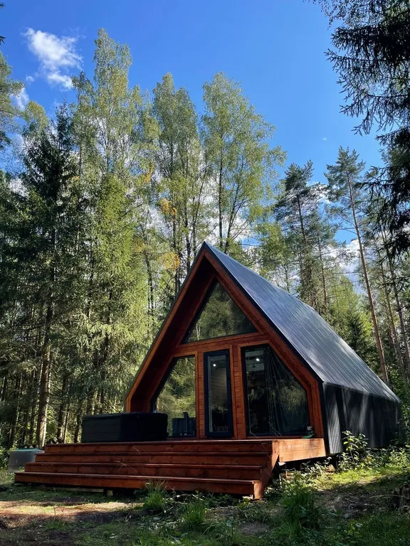 Дом A-frame с баней и джакузи под открытым небом в сосновом лесу