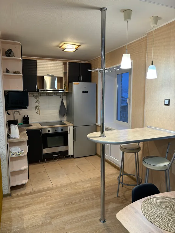 Уютная евротрешка с большой гостиной и двумя спальнями с видом на горы