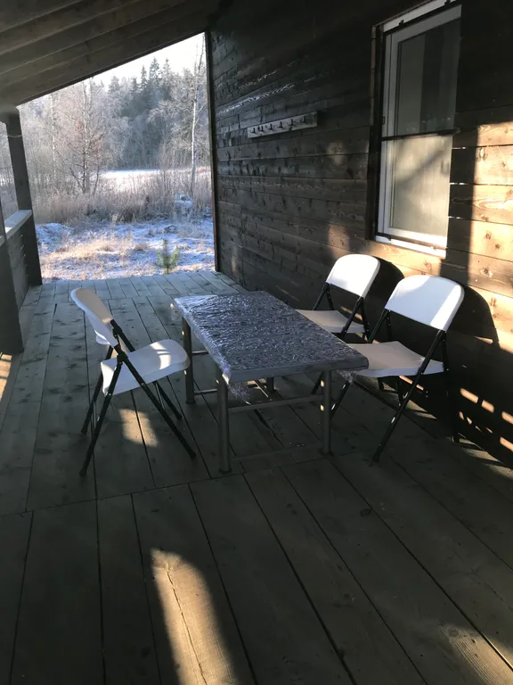 Загородный дом в лесу вблизи залива