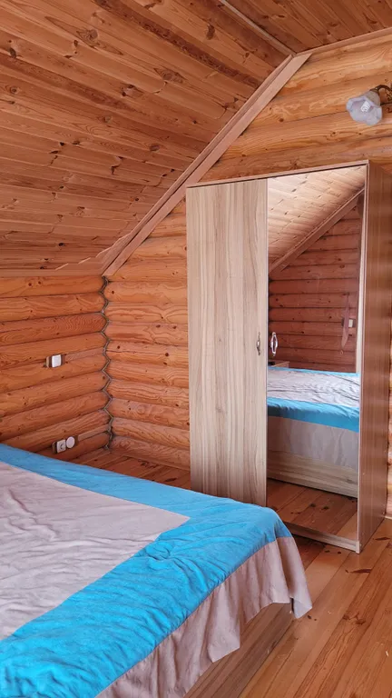 Деревянный домик возле моря