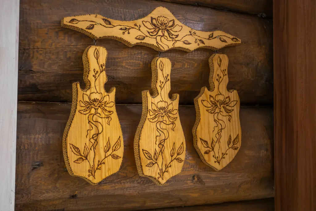 Дом в лесу на берегу реки Пра