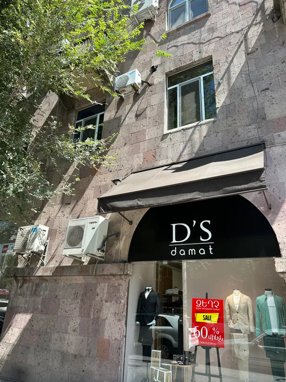 В центре под рукой все событие