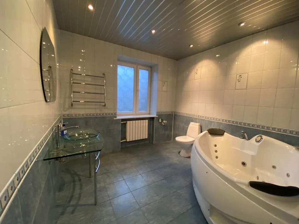 Коттедж Коттедж с большим бассейном — Черное