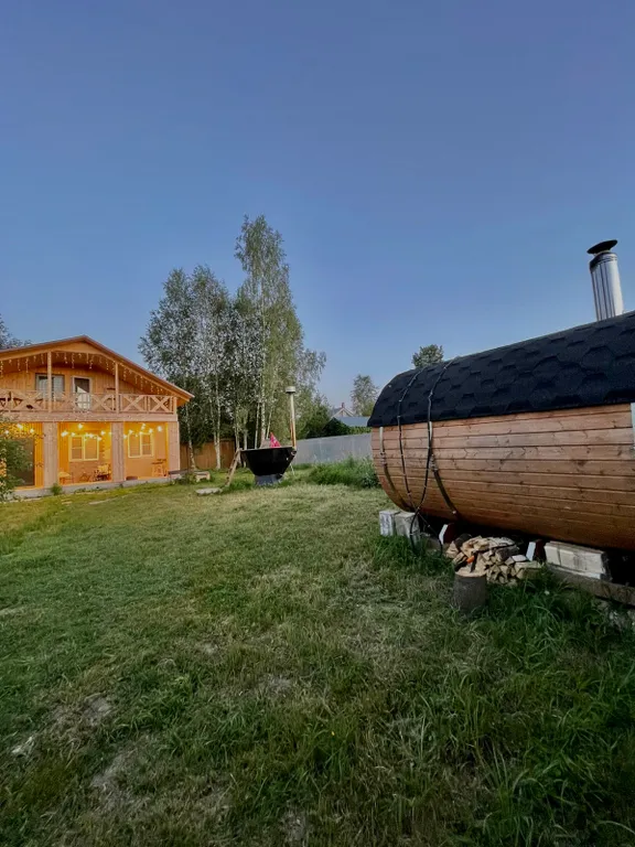 Дом рядом с лесом и прудом