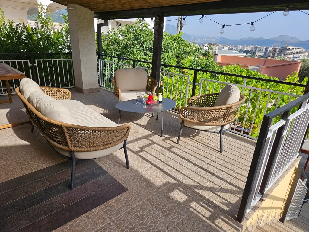 MonteBar2 часть дома на втором этаже с отдельным входом