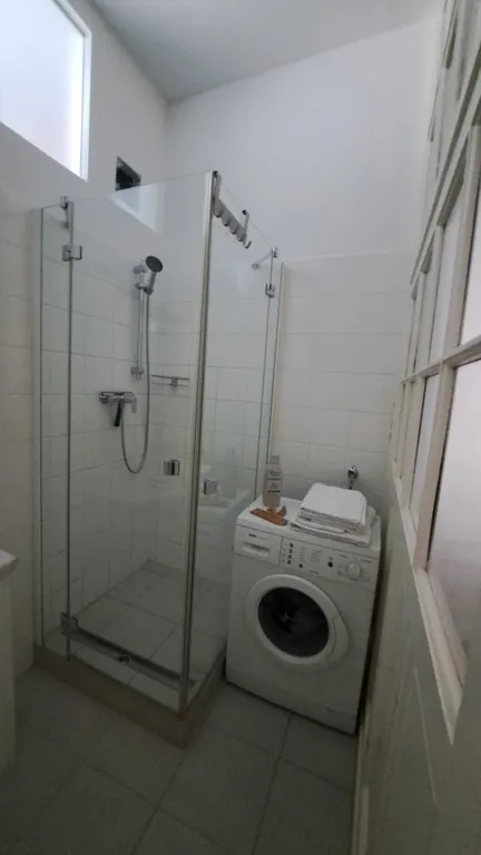 Уютная студия в доме стиля модерн