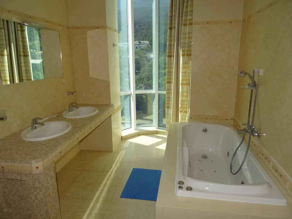 Огромная квартира с бассейном и видом на море