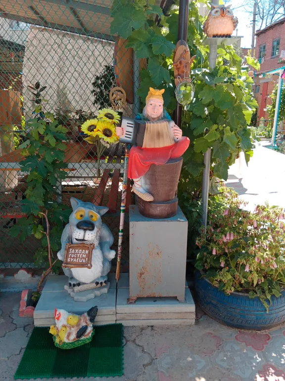 Уютная комната-студия в центре города с цветущим двориком с фонтанчиками