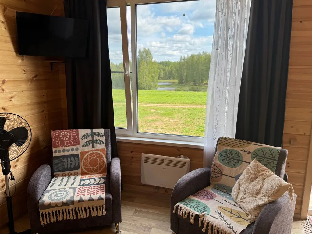 Домик в живописном месте у воды