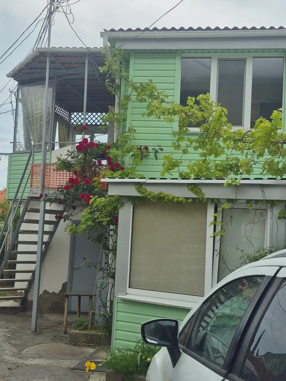 Часть дома с верандой и видом на море, горы и храм