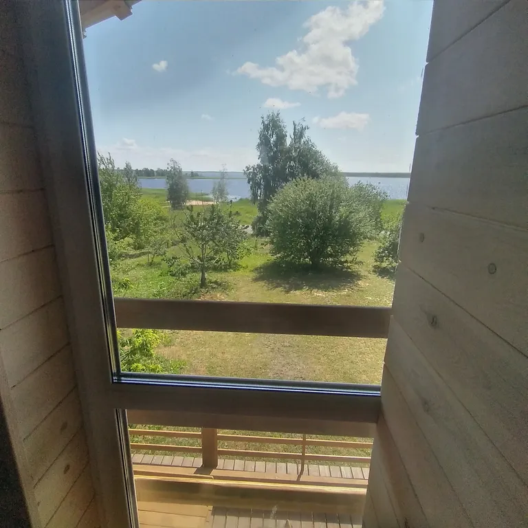 Дом с красивым видом на озеро Дривяты