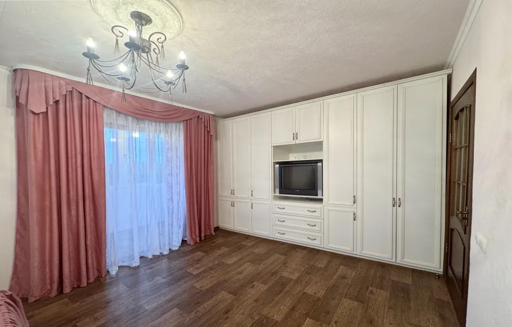 Дизайнерская квартира с камином и креслом-качалкой