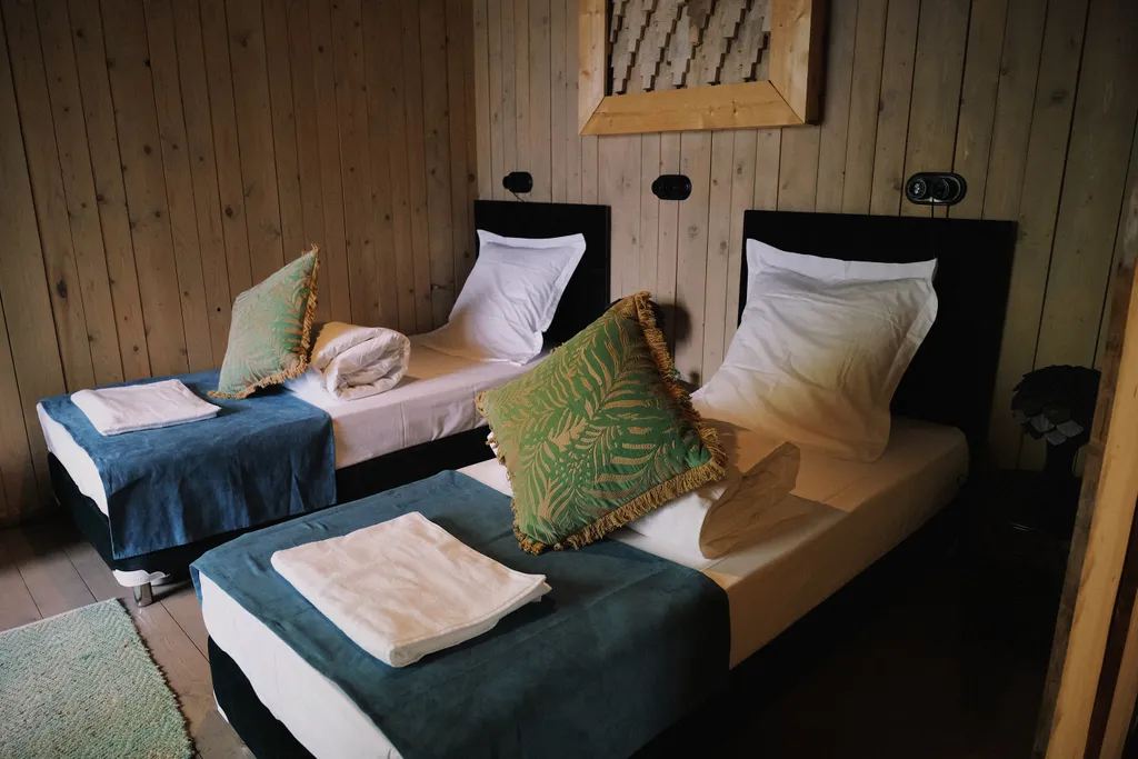 Номера у озера с баней и чаном