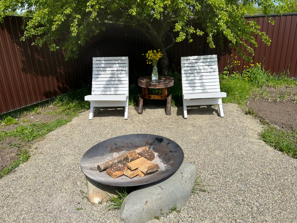 Душевный домик на берегу реки