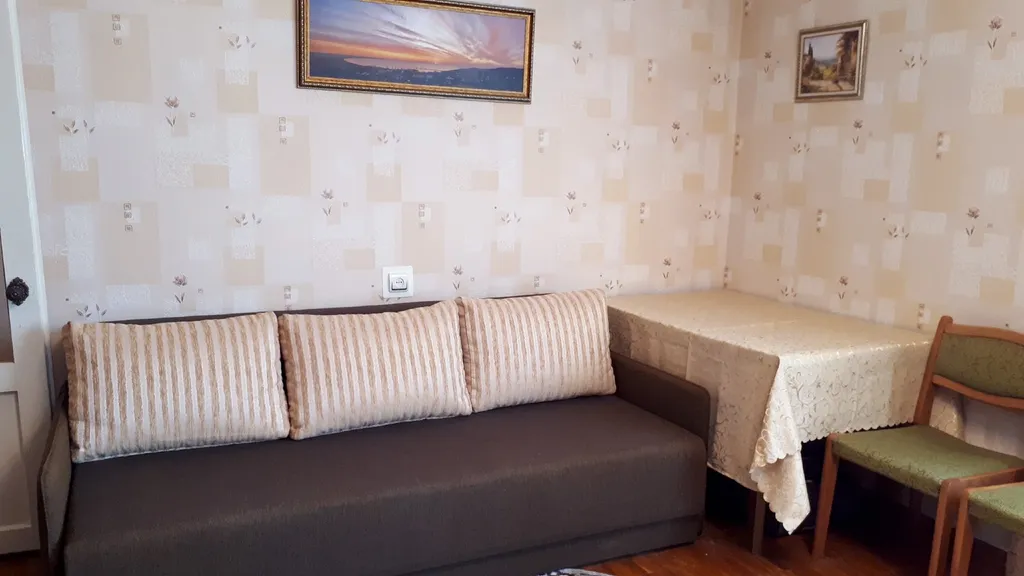 Двухкомнатная квартира с большой лоджией в центре Феодосии