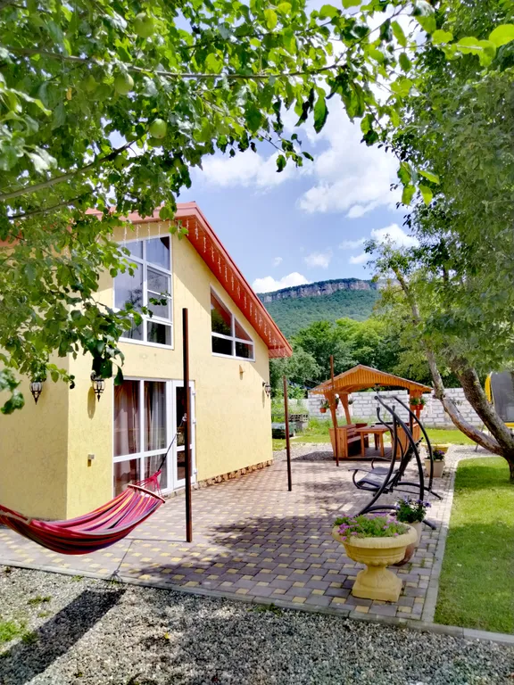 Домик с камином в горах