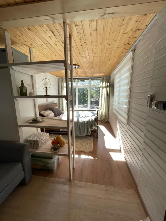 Домик у снежных вершин