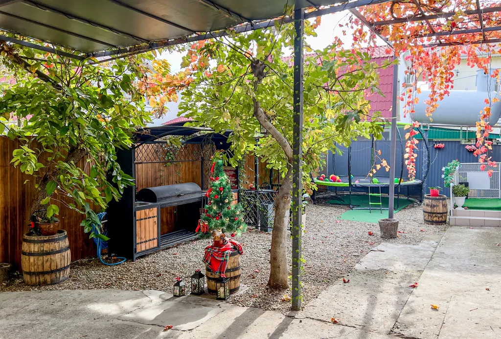 Дом сапфир с бассейном в центре