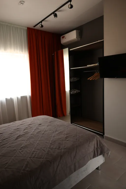 Вилла с бассейном на берегу реки в 30 минутах от центра города