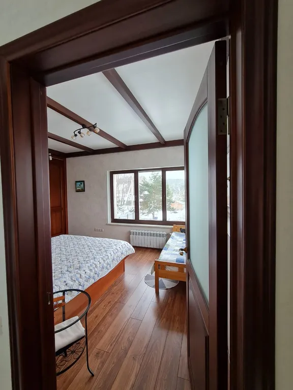 Дом и баня между озером и лесом