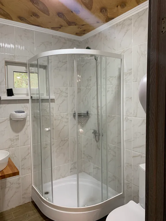 Дом на берегу реки с бассейном и видом