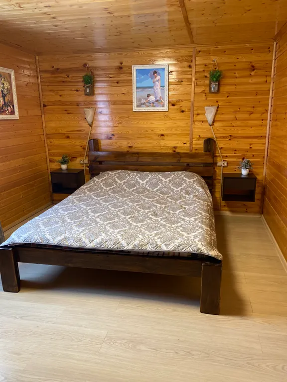 Уютный дом на берегу реки