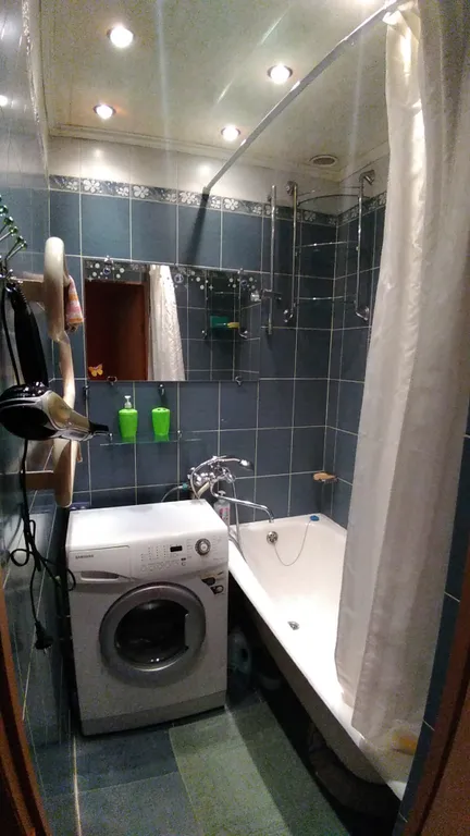 Квартира с раздельными комнатами, с отдельной кухней и балконом.