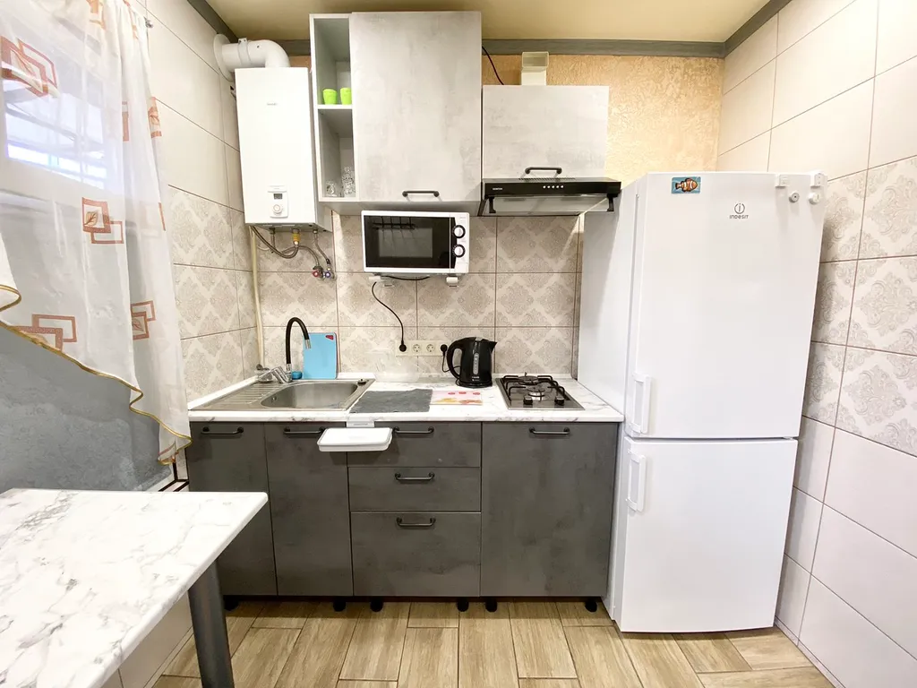 Уютная двухуровневая квартира с обеденной зоной во дворе