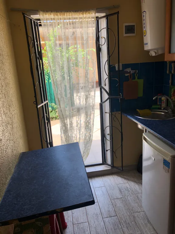 Маленький двухэтажный домик, возле моря