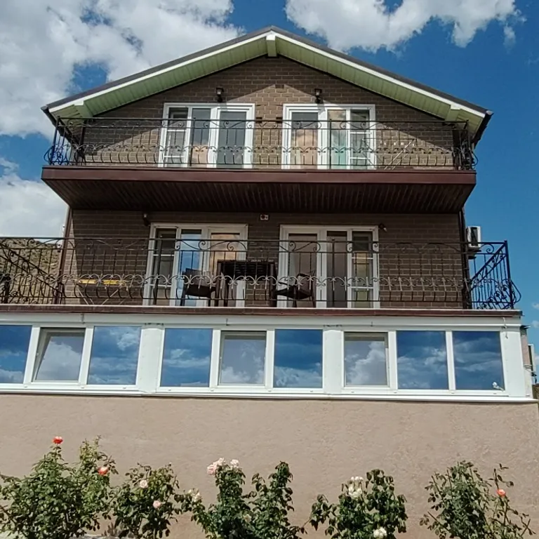 Квартира Апартаменты у моря с большой террасой, панорамным видом на море и горы — аренда посуточно в Орджоникидзе