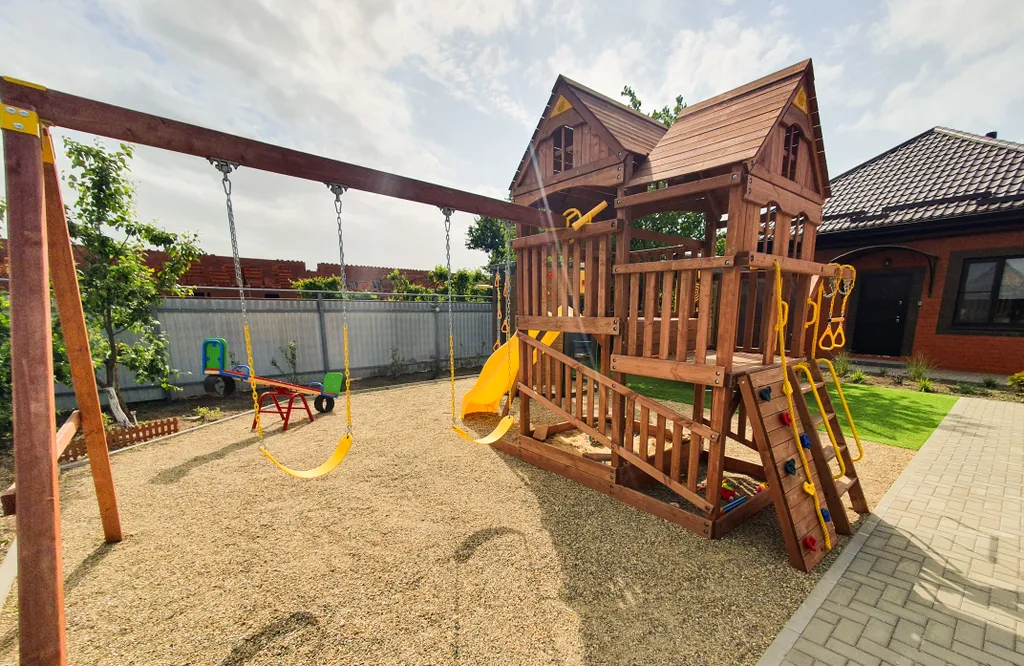 Отдельный дом с благоустроенным двором возле азовского моря