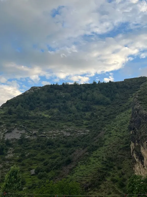 Уютный домик аквамарин у водопада и леса